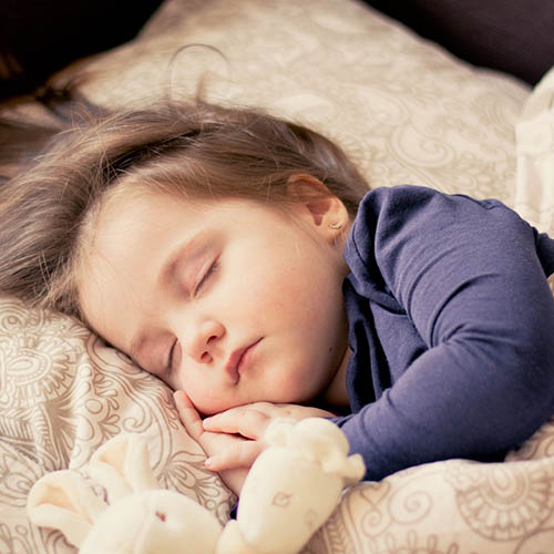  une maman avec son bébé pharmacie de la Liberté